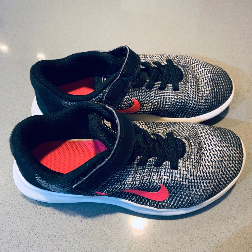 Black/white/pink Nike Flew Run 2018